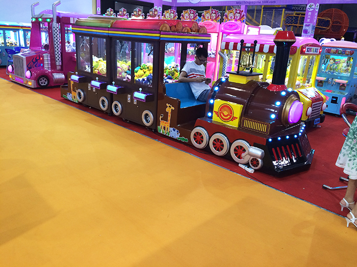 Happy Travel Train Claw Crane Machine For 12 Player