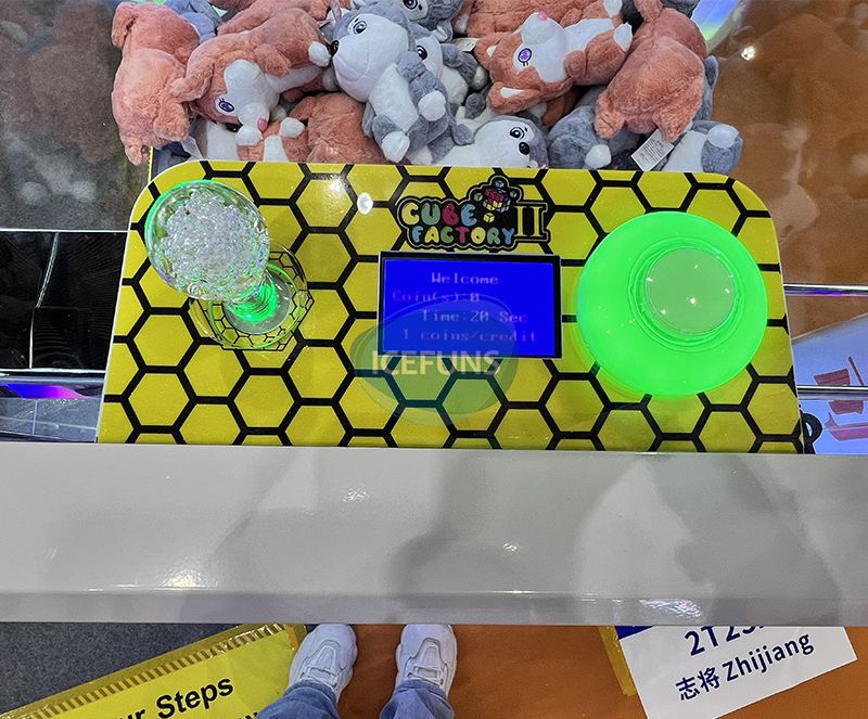 ICEFUNS CUBE FACTORY II White Single Player Claw Machine with LED Lights Arcade Prize Game for Shopping Malls and Entertainment Centers
